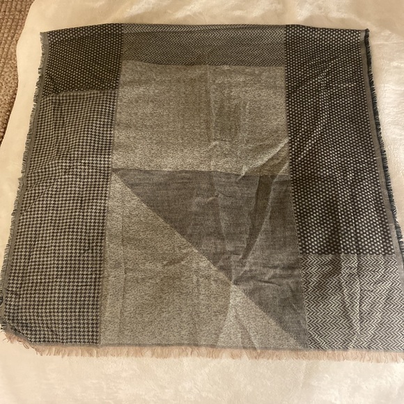 Madewell wrap/blanket scarf - in great condition! - Picture 3 of 3
